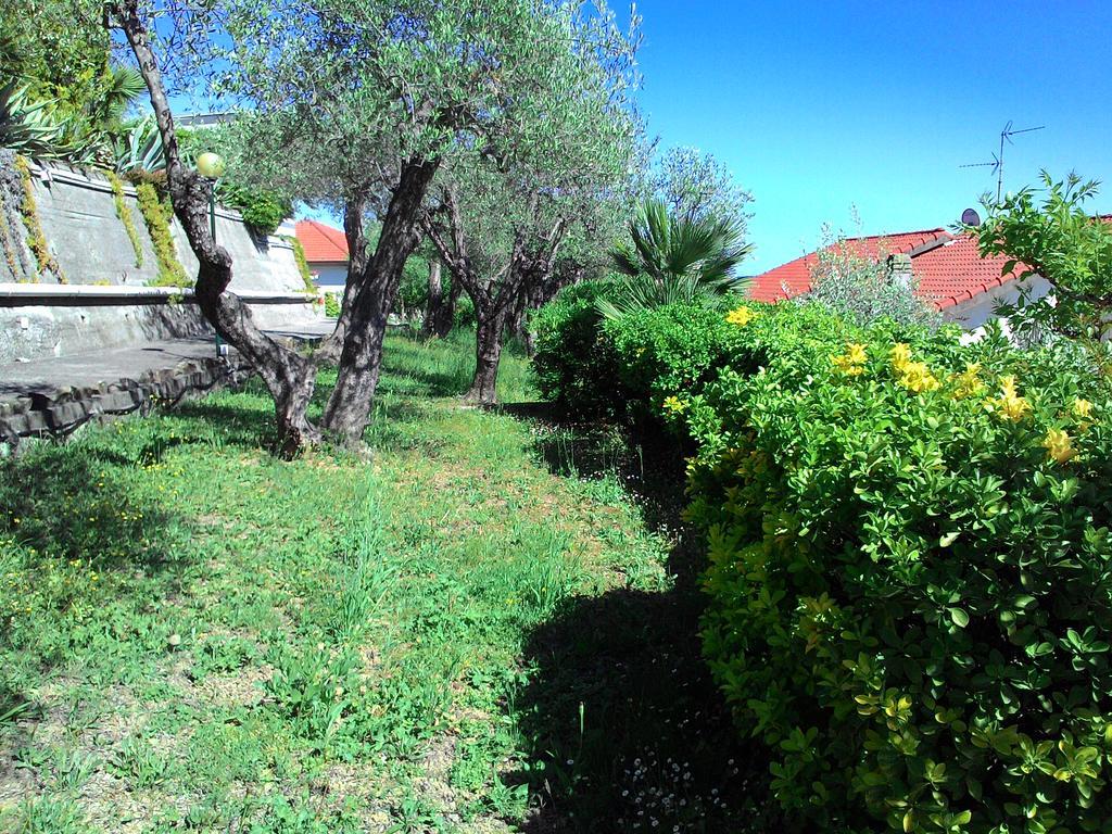 Residence La Carruba Diano Marina Buitenkant foto